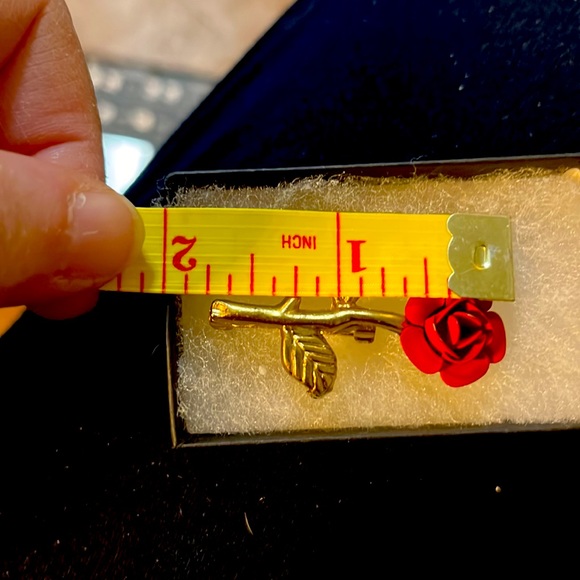 Vintage Gold Flower with a Stunning Rose Pin. - Picture 5 of 6